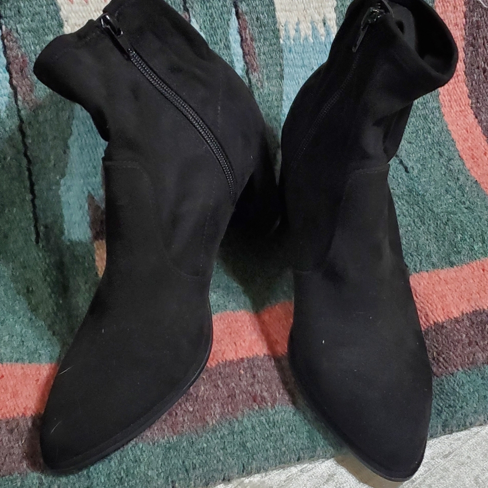 Womens faux suede healed boots Zip up By Nine West EUC Size 8